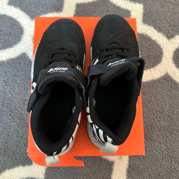 Nike team hustle quick 2 sport sneakers - Picture 3 of 3